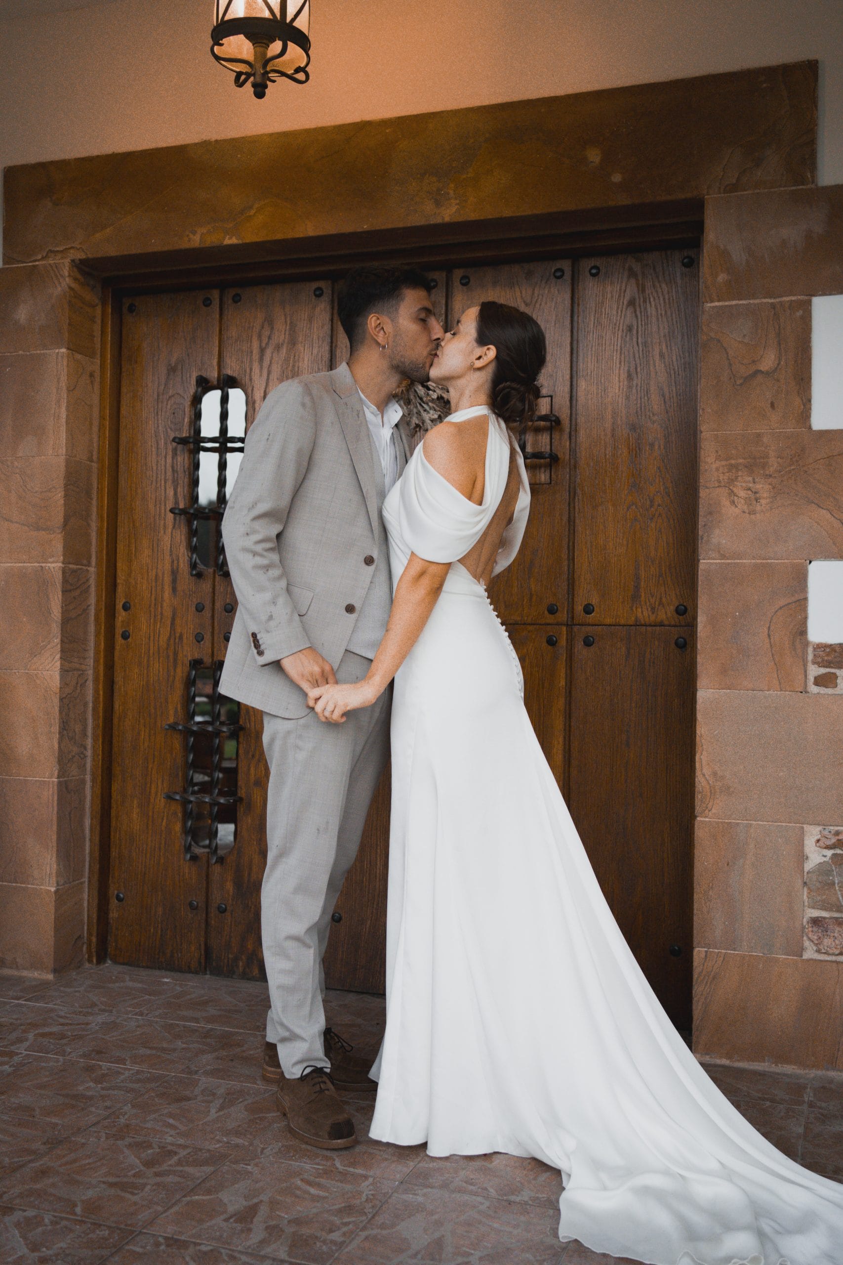 Fotografía de boda novios beso en Bilbao Wedberry Visuals